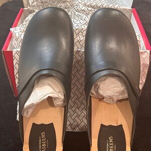 Black Swedish Husband clogs by Swedish Hasbeens
